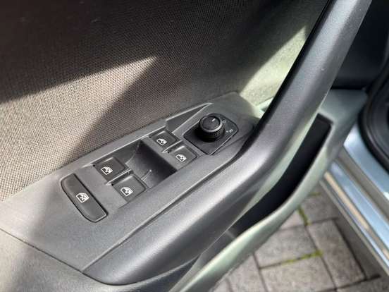 VOLKSWAGEN-POLO-2023
