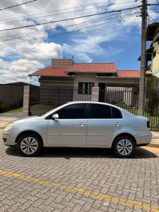 VOLKSWAGEN-POLO SEDAN-2010