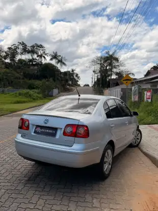 VOLKSWAGEN-POLO SEDAN-2010