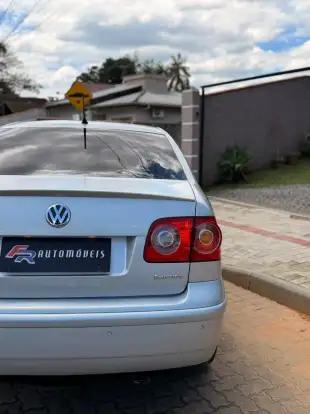VOLKSWAGEN-POLO SEDAN-2010