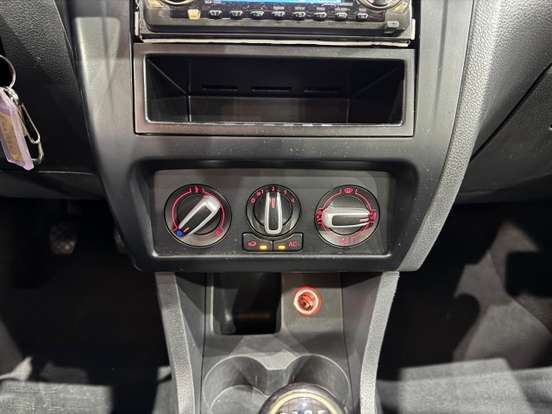 VOLKSWAGEN-SPACEFOX-2012