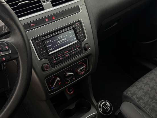 VOLKSWAGEN-SPACEFOX-2015