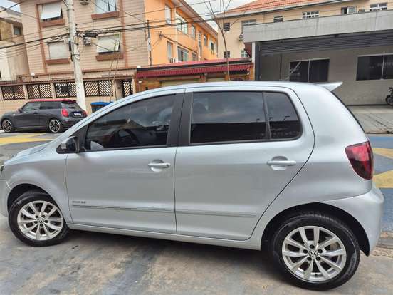 VOLKSWAGEN-FOX-1.6 MI HIGHLINE 8V FLEX 4P AUTOMATIZADO VOLKSWAGEN-FOX-2013