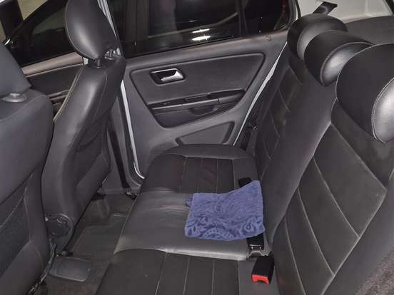 VOLKSWAGEN-FOX-1.6 MI HIGHLINE 8V FLEX 4P AUTOMATIZADO VOLKSWAGEN-FOX-2013