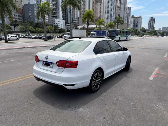 VOLKSWAGEN-JETTA-2013
