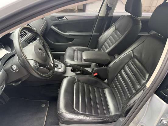 VOLKSWAGEN-JETTA-2013