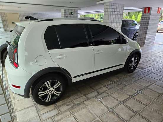 VOLKSWAGEN-CROSS UP-2019