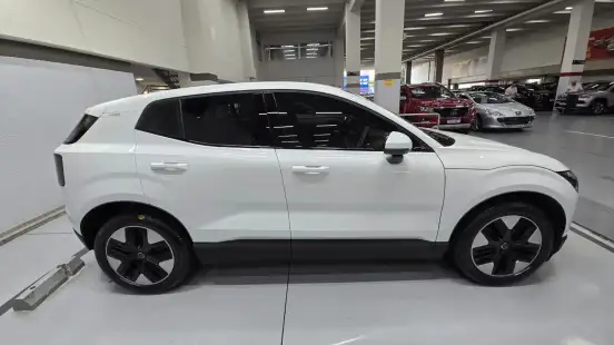VOLVO-EX30-2024