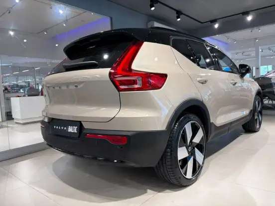 VOLVO-EX40-2025