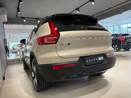 VOLVO-EX40-2025