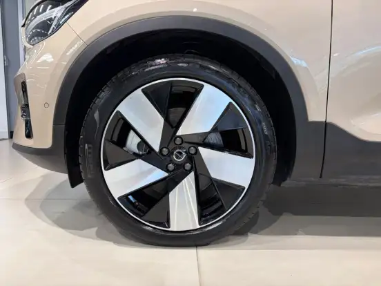 VOLVO-EX40-2025