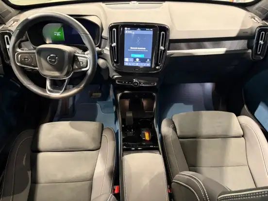 VOLVO-EX40-2025