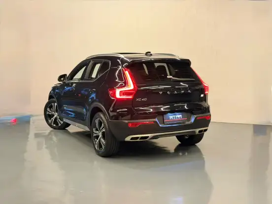 VOLVO-XC40-2021