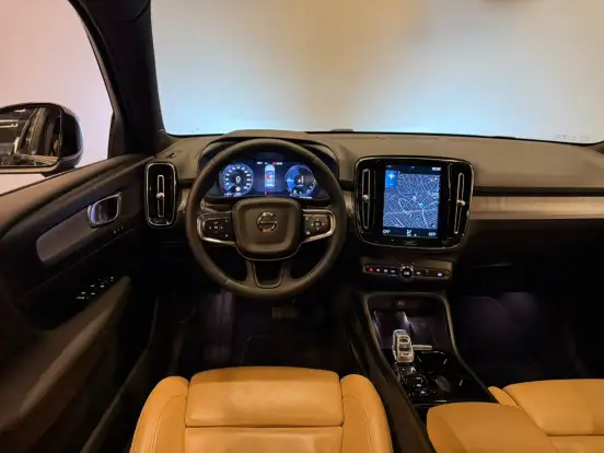 VOLVO-XC40-2021