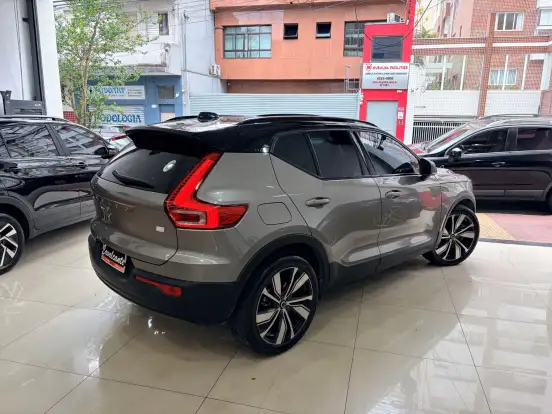 VOLVO-XC40-2021
