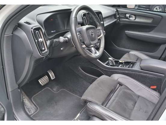 VOLVO-XC40-2021
