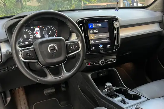 VOLVO-XC40-2018