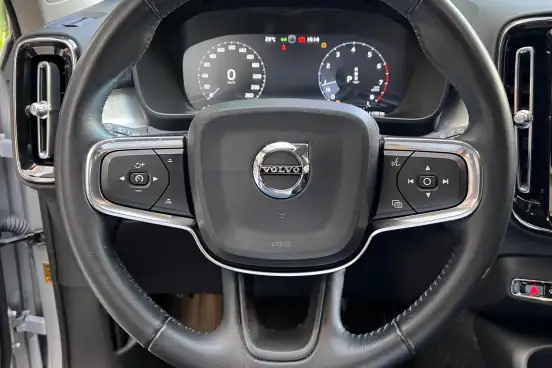 VOLVO-XC40-2018