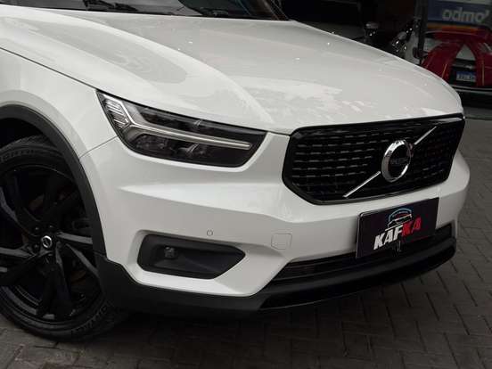 VOLVO-XC40-2019