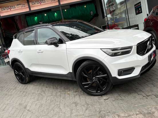 VOLVO-XC40-2019