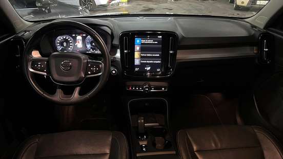 VOLVO-XC40-2020