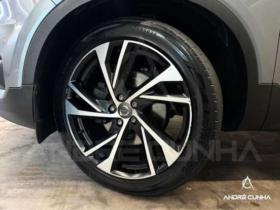 VOLVO-XC40-2018