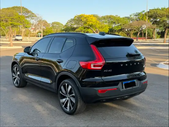 VOLVO-XC40-2022