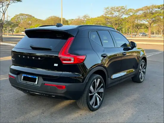 VOLVO-XC40-2022