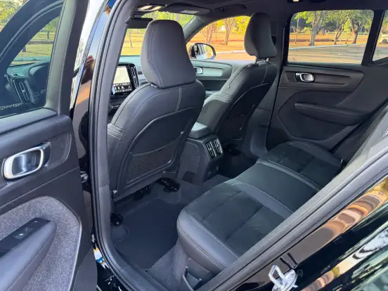 VOLVO-XC40-2022