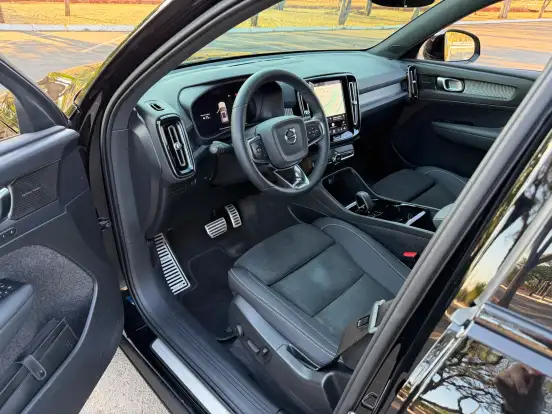 VOLVO-XC40-2022