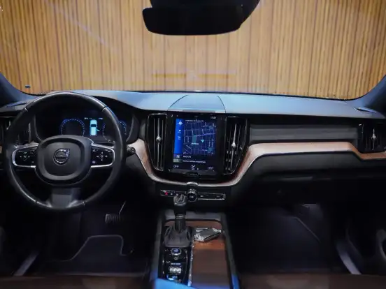 VOLVO-XC60-2.0 T5 GASOLINA MOMENTUM AWD GEARTRONIC VOLVO-XC60-2020