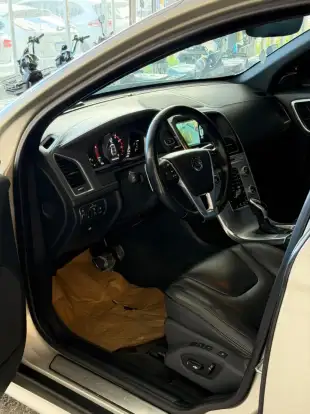 VOLVO-XC60-2016