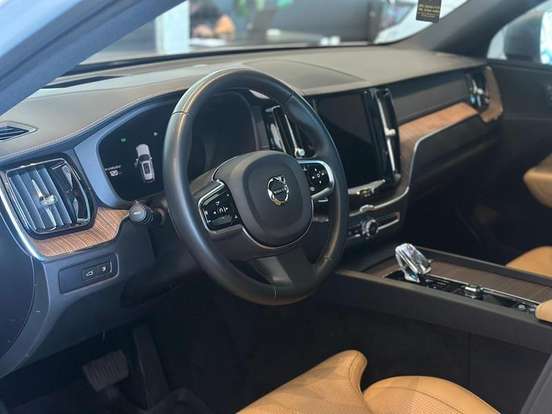 VOLVO-XC60-2022