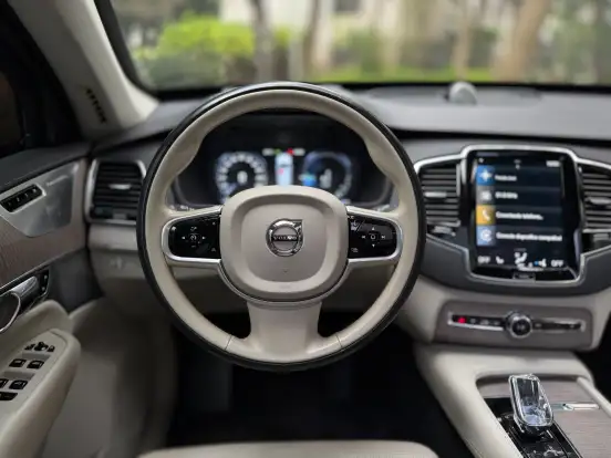 VOLVO-XC90-2021