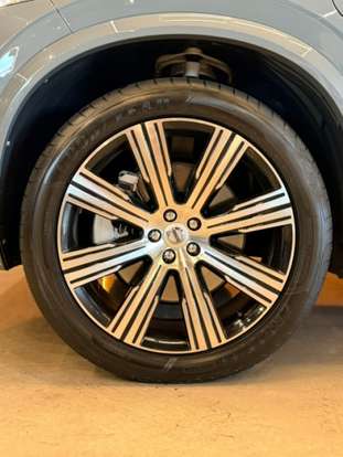 VOLVO-XC90-2021