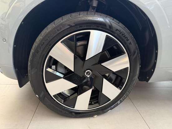 VOLVO-XC90-2023