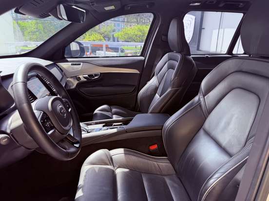 VOLVO-XC90-2022