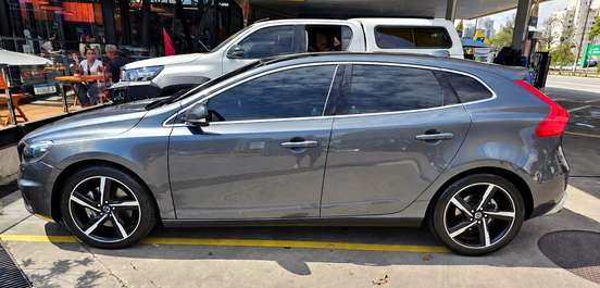 VOLVO-V40-2014