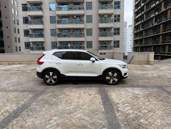 VOLVO-XC40-2021