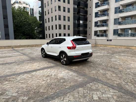 VOLVO-XC40-2021