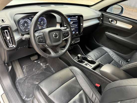 VOLVO-XC40-2021