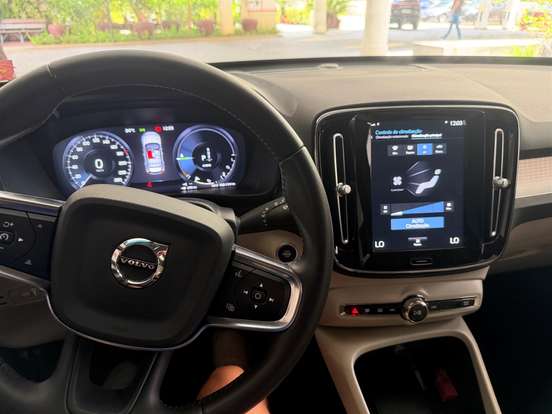 VOLVO-XC40-2021