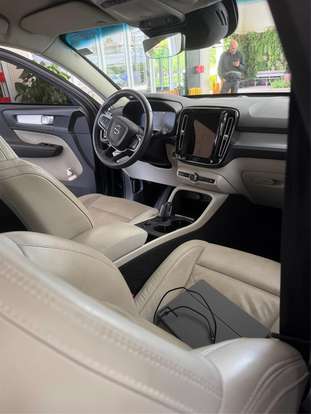 VOLVO-XC40-2021