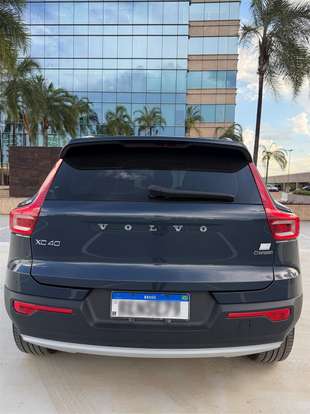 VOLVO-XC40-2021