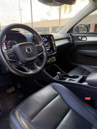 VOLVO-XC40-2021
