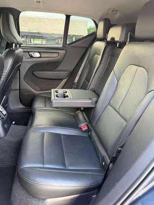 VOLVO-XC40-2021