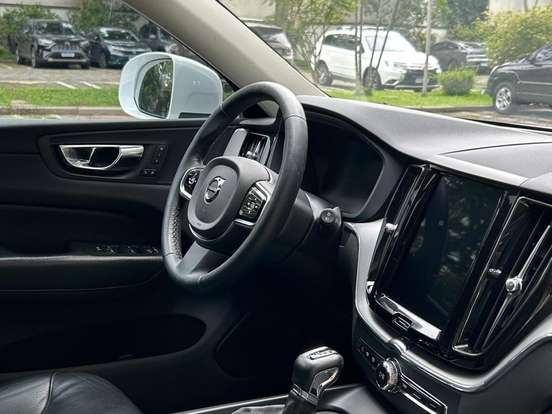 VOLVO-XC60-2.0 T5 GASOLINA MOMENTUM AWD GEARTRONIC VOLVO-XC60-2020
