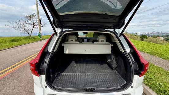 VOLVO-XC60-2023