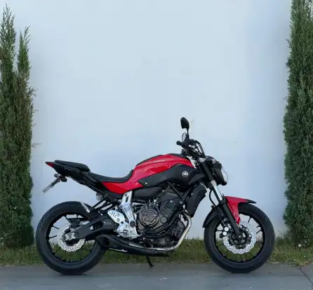 YAMAHA-MT-07-2015