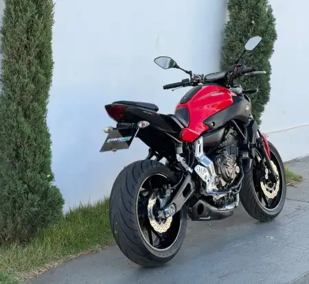 YAMAHA-MT-07-2015